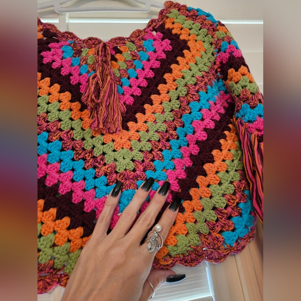 VINTAGE SPELL & THE GYPSY COLLECTIVE Joni Crochet Long Sleeve Fringe TopπβοΈπ - Picture 9 of 17